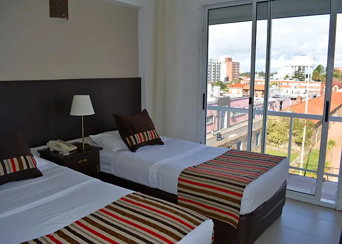 De La Plaza Hotel