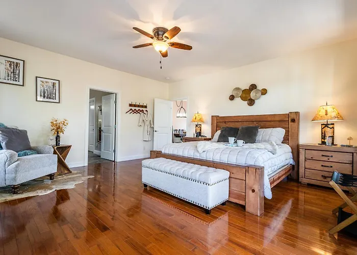 The Retreat At Paradise Hills 6Br Lake Front Dock Game Room