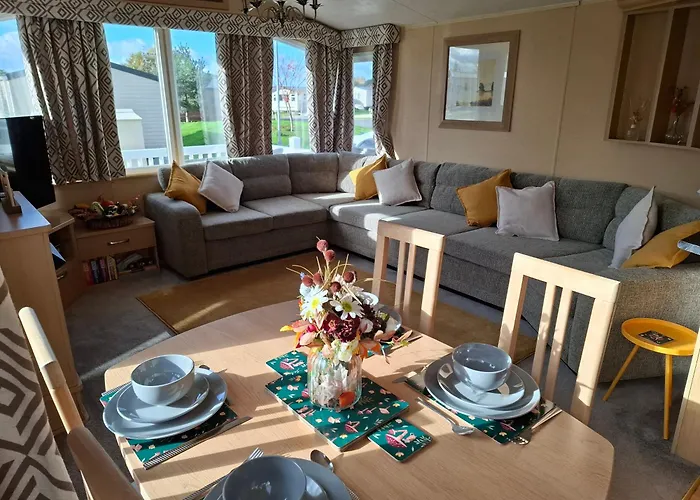 Caravan With Hot Tub At Tattershall Lakes