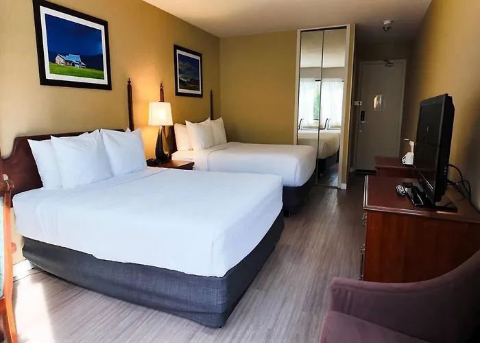 Ramada By Wyndham Kelowna Hotel & Conference Center- Pool, Hot Tub, And Restaurant
