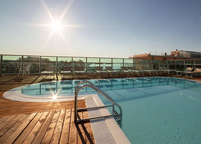 Universal Hotel & Homes