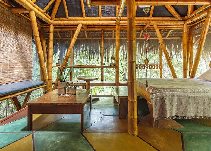 Universo Pol Bamboo Hostel