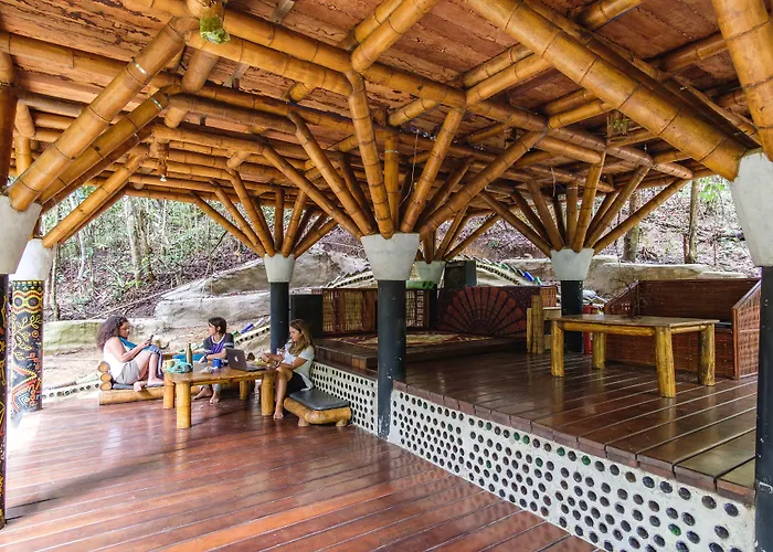 Universo Pol Bamboo Hostel