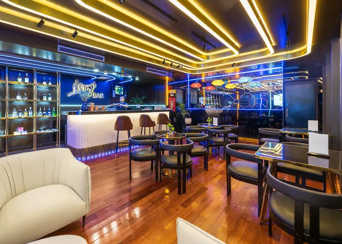 Golden Lotus Hotel Da Nang - Rooftop Bar Sea View