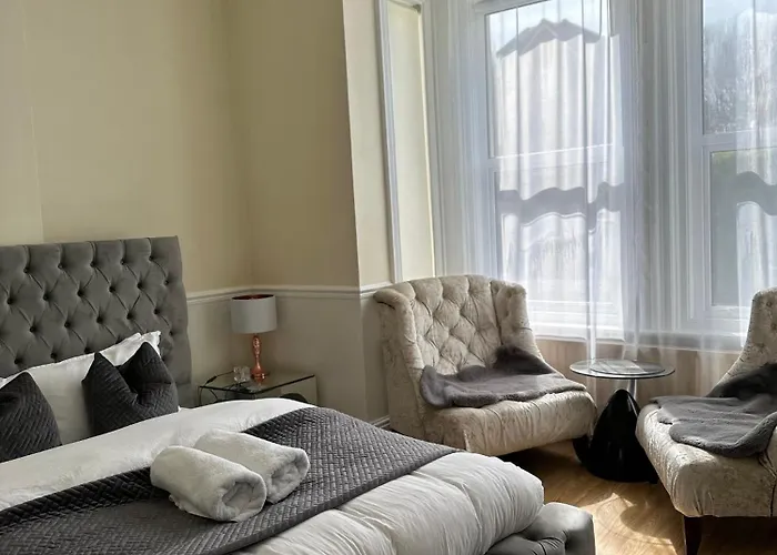 5 Min From The Beach O2 Academy Shared Bathroom And Kitchen
