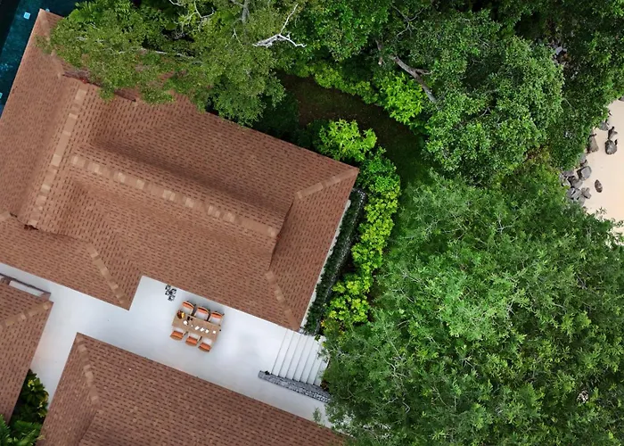 Villa Macaque And Villa Languor