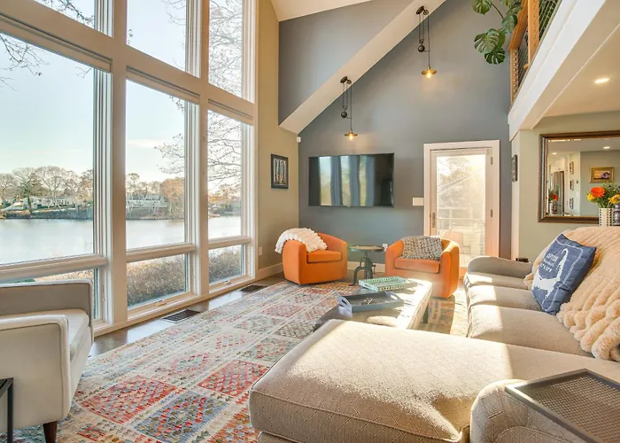 1 Mi To Ferry & Beach: Waterfront Hyannis Home!