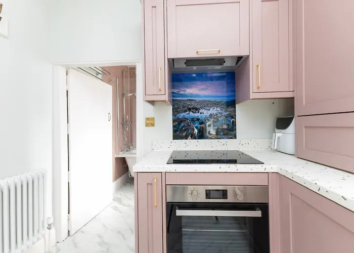 2 Seaside Bedroom Home, Garden, 6 Guests, Parking, Contractors-Families Welcome