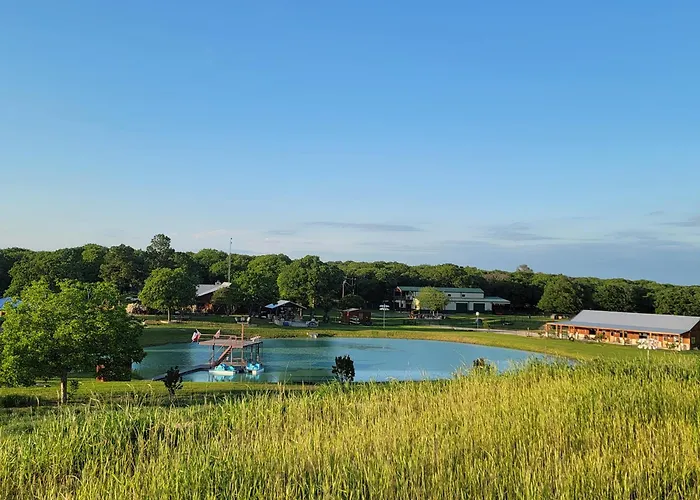 Private Retreat With Pond, Pool And Hot Tub