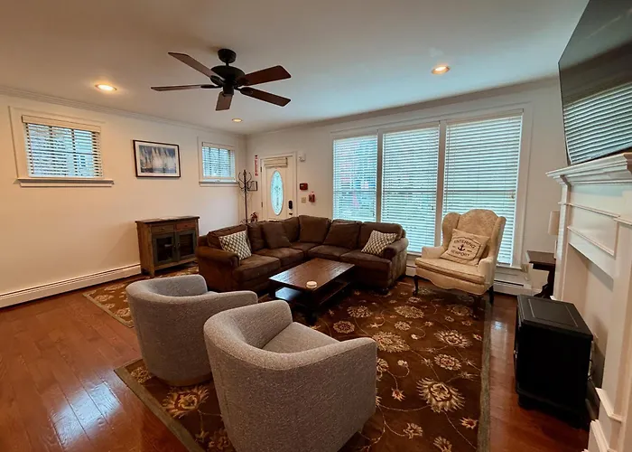 Modern Cottage Downtown Npt-Waites Wharf Cottage Re05618-Str