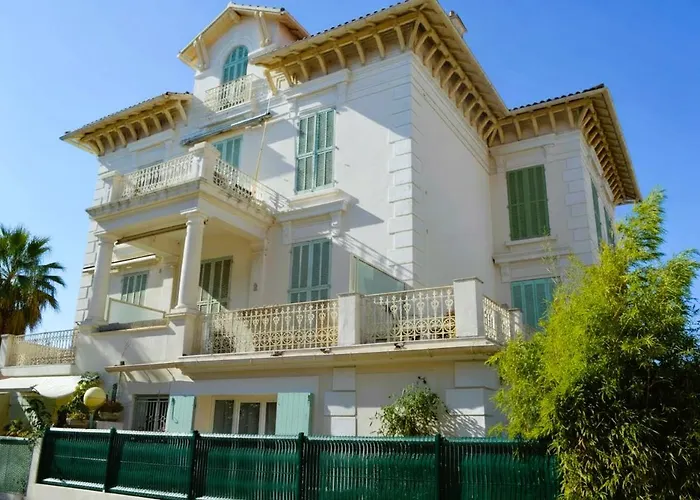 Sanary-sur-Mer, T2 avec jardin privé, parking gratuit, à 2 min du port, climatisation, bastide provençale 1900