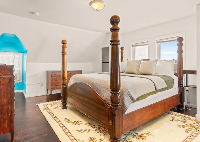 6 Bedroom Ventnor Estate Steps Away From The Beach
