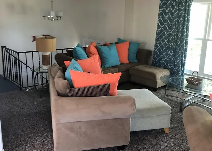 Spacious And Walk To The Beach With Central Ac And Outdoor Shower