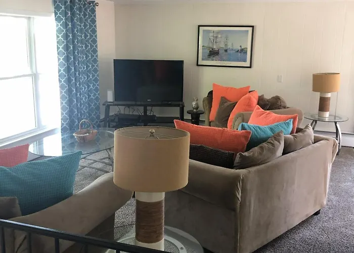 Spacious And Walk To The Beach With Central Ac And Outdoor Shower