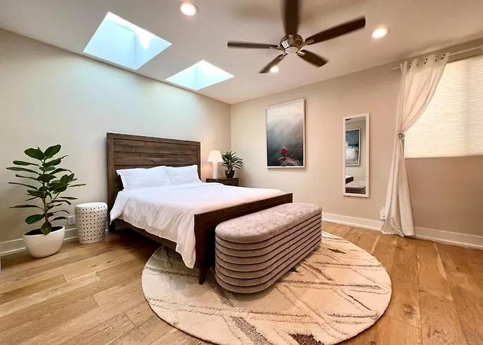 Malibu Waterfront Gallery With Private Beach Access