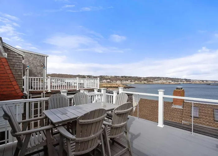 Rare Waterfront Luxury Penthouse|Bearskin Neck