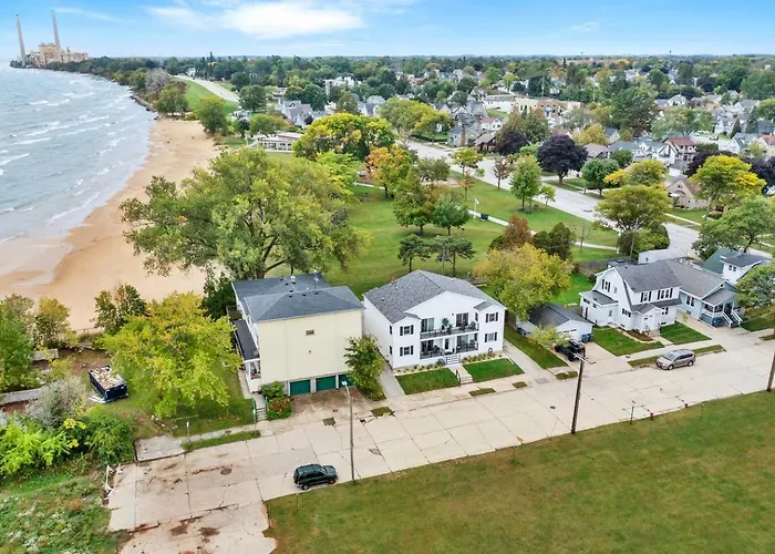 Beachside Condo Downtown With Lake Michigan Views