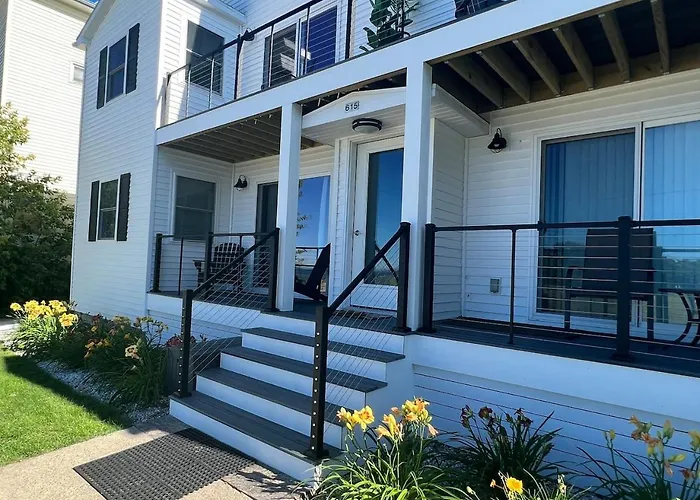 Beachside Condo Downtown With Lake Michigan Views