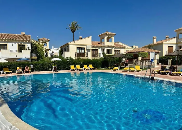 Precioso, luminoso y maravilloso apartamento con piscina junto al mar y la playa en Vera