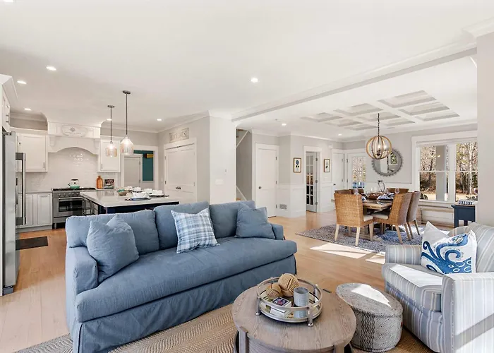 Upscale Beach Retreat W Pool Half Mile To Beach