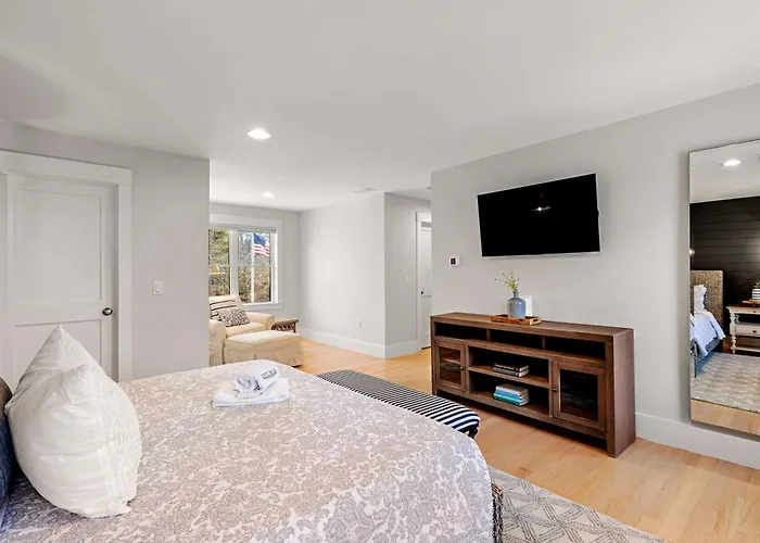Upscale Beach Retreat W Pool Half Mile To Beach