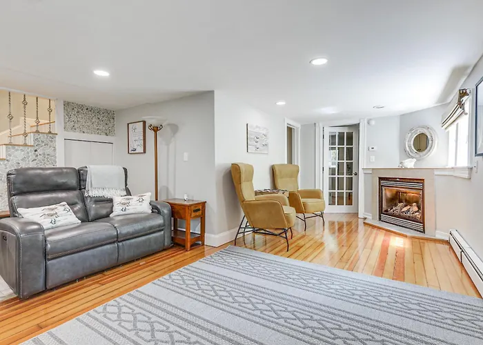 Steps To Short Beach: Ocean-View Apt W/ Deck!