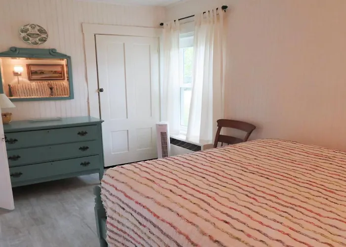 Charming Cape Cottage Steps From Bank St Beach