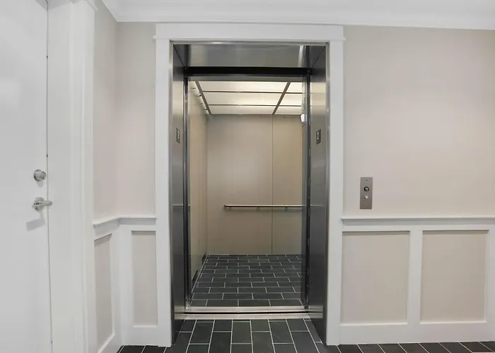 Tjs Tide: Prime Location Condo W/ Outdoor Deck