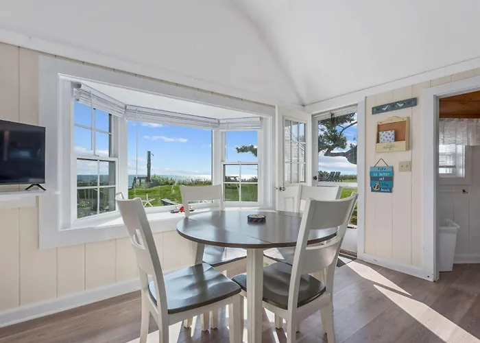 Cozy Cape Getaway For Two At The Sea Rose