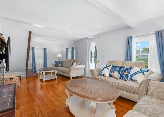 Cozy Town Neck Cape Escape - Pet Friendly