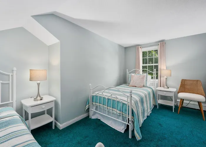 Cozy Town Neck Cape Escape - Pet Friendly