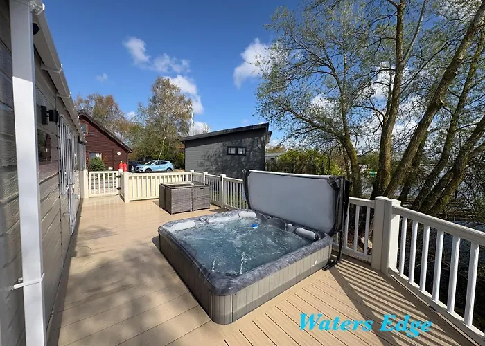 Tattershall Lakes Waters Edge Mini Lodge Lakeside, 8 Berth With Hot Tub & Wifi