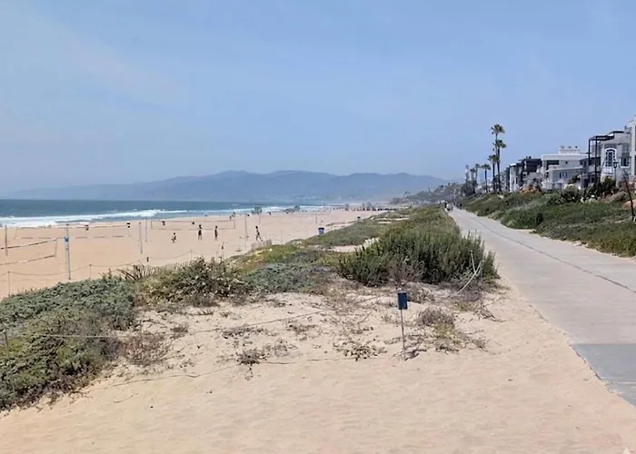 Downtown Manhattan Beach 3 Bed Townhouse Parking