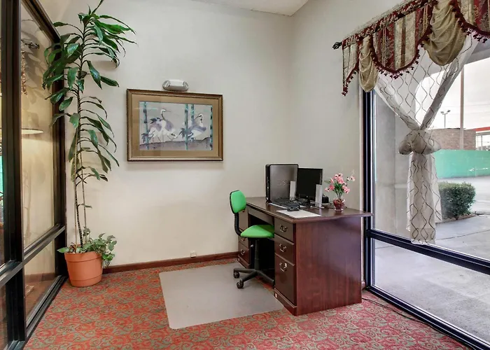 Quality Inn & Suites Clinton - Jackson West