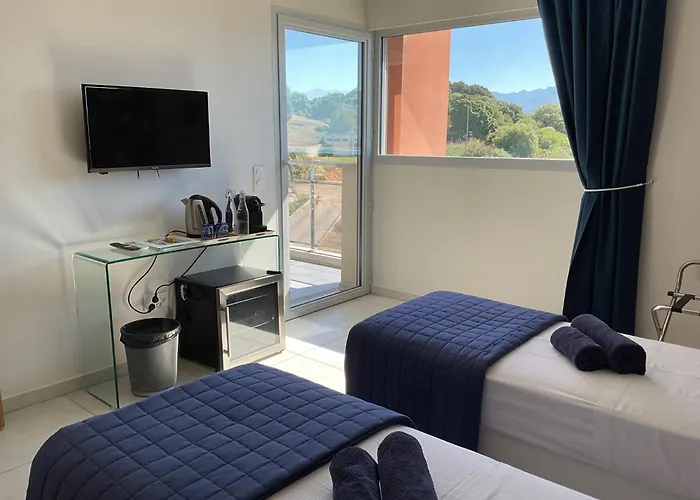 Suite de 2 chambres d'hôtes, proche port&aéroport, vue mer&montagne, climatisation, petit-déjeuner et parking inclus