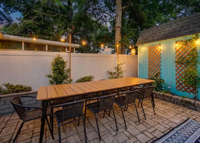 Huge Beach Bungalow- Yard, Beach Pass, King Beds