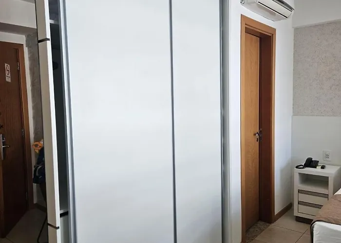 Flat Confortável e completo para Família ou a Trabalho, ao lado dos Ministérios e ESPLANADA, grande,com academia e no centro da cidade, em Saint Moritz Brasília Hotel