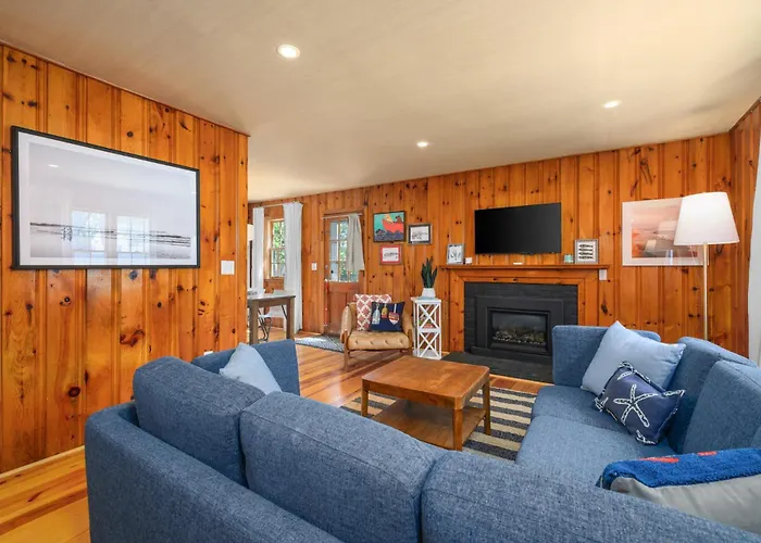 Chic Coastal Cottage Near Beach
