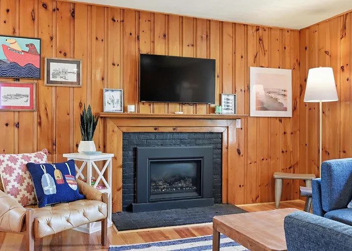 Chic Coastal Cottage Near Beach