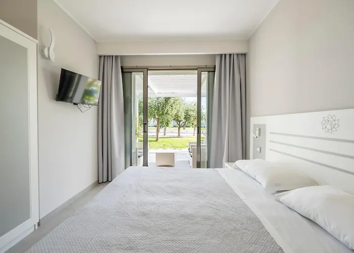 Hotel Baia Di Trainiti
