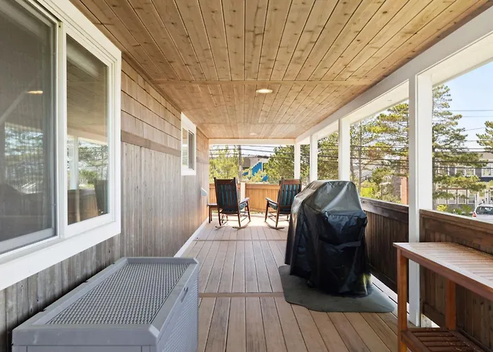 Camp46 Luxury Oceanfront Plum Island Cottage
