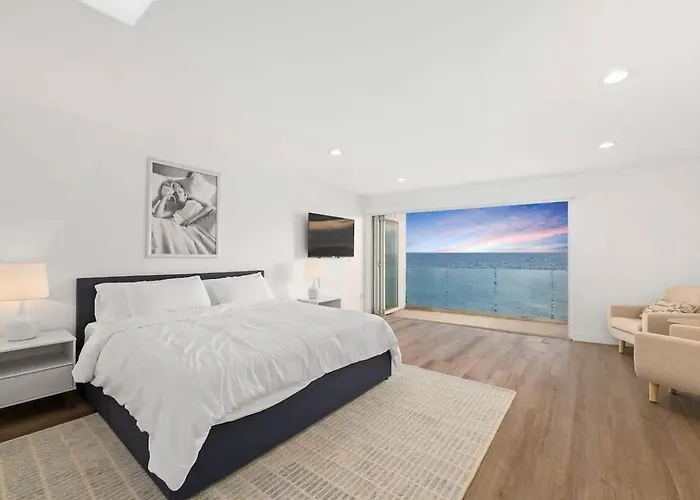 Malibu Beachfront Home With Rock Spa Ocean Views & Huge Deck