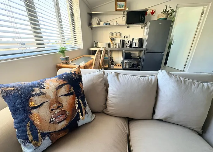 Hermanus Waterfront Boho Studio Apartment, Whale Coast Hideaway