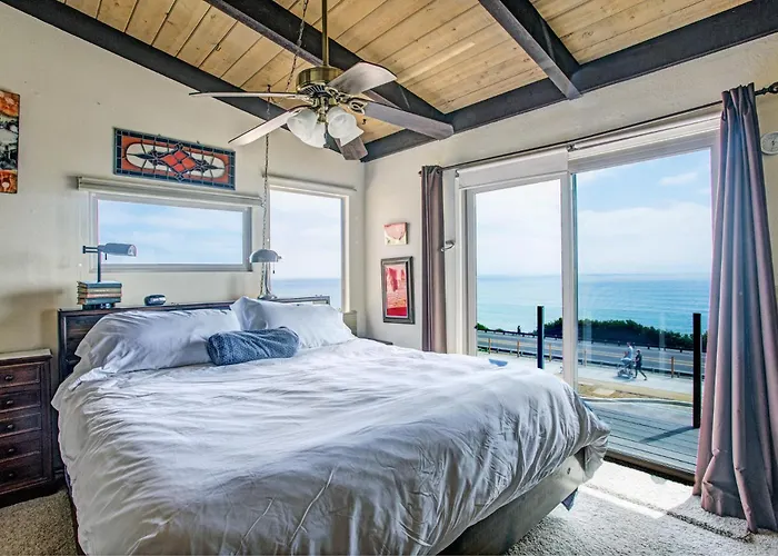 Catch Some Waves! Panoramic Ocean Views!- Cardiff Surfer