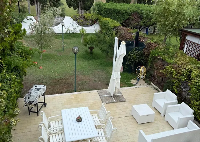 Villetta Tina a 50 m dal Mare -Residence -Ampio Giardino Privato- Parking