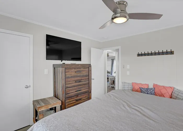 Charming 3 Bedroom House With Views Of The Ocean And The Sound