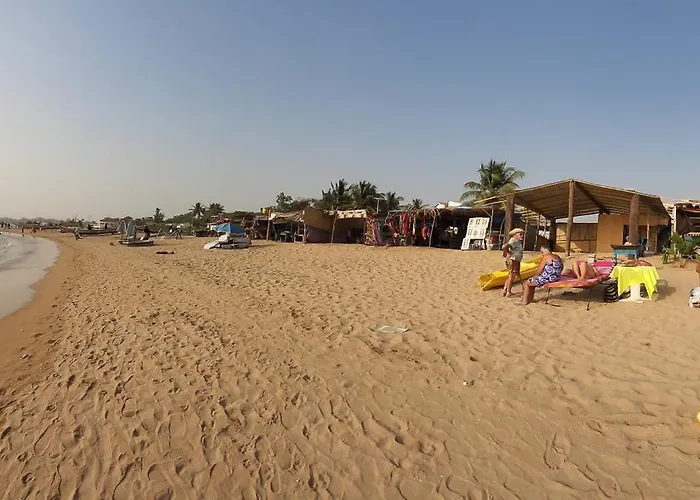 Villa neuve tropical avec piscine privée à Saly