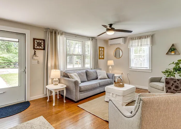 < 1 Mi To Sand! Updated Cottage W/ Yard In Niantic