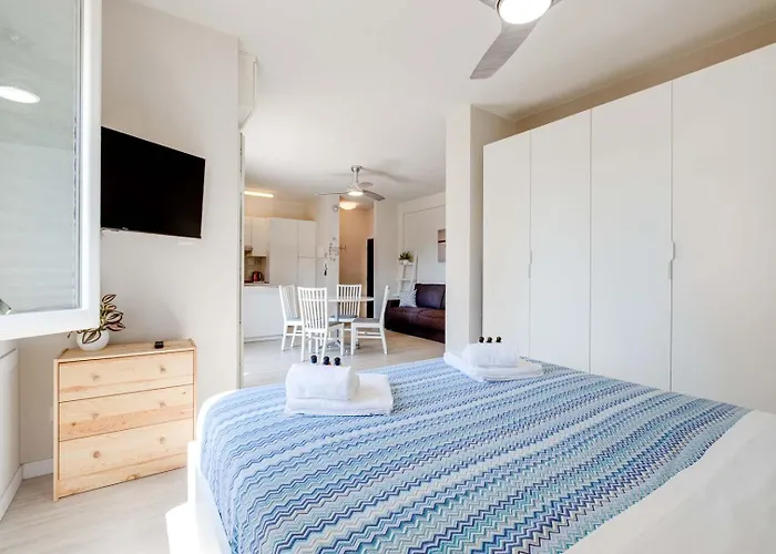 Bardolino Spritz, Balcony, Beach Access And Aircon
