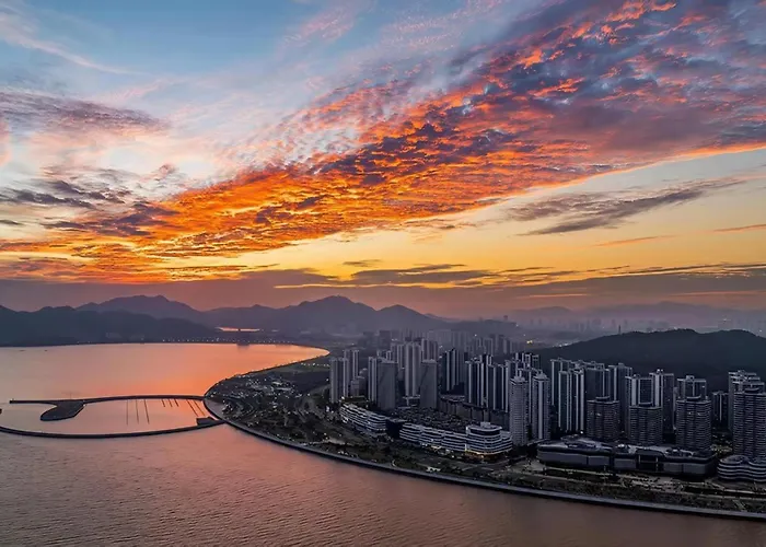 Yueluo Xishuang Bay Suites
